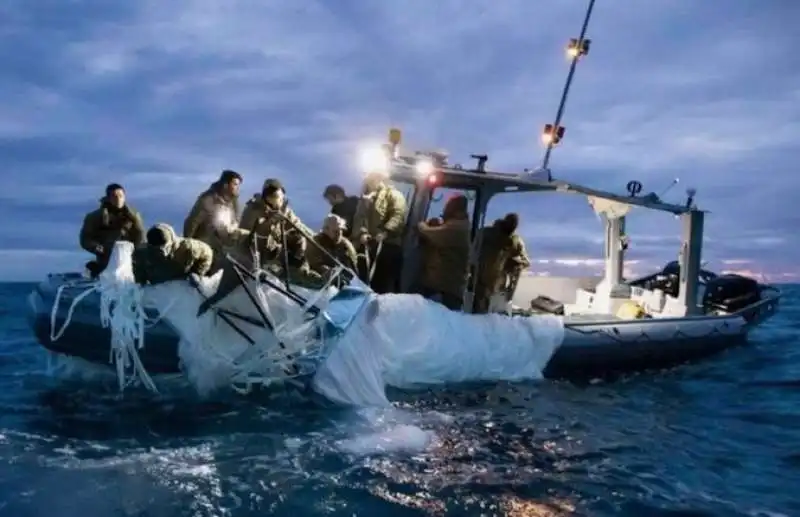 LA MARINA AMERICANA RECUPERA I RESTI DEL PALLONE SPIA CINESE ABBATTUTO