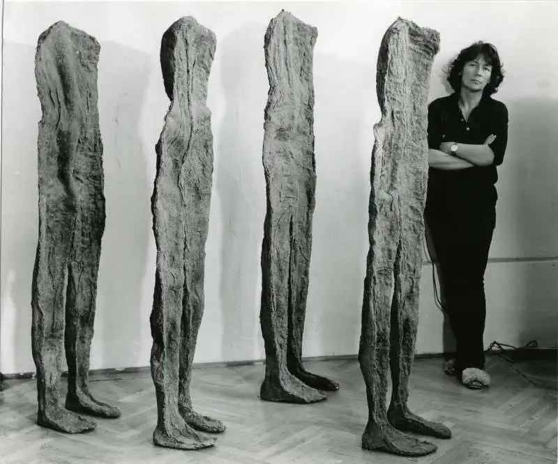 magdalena abakanowicz nel suo studio