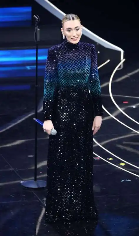 mara sattei in giorgio armani prive e gioielli chopard