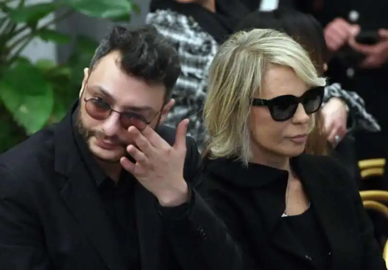 maria de filippi col figlio gabriele  alla camera ardente di maurizio costanzo 1 2