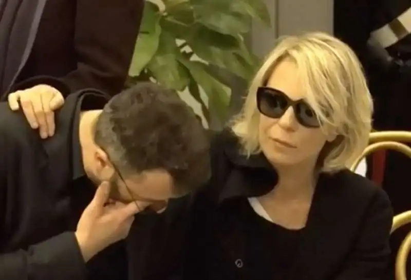 maria de filippi e il figlio gabriele alla camera ardente di maurizio costanzo 3