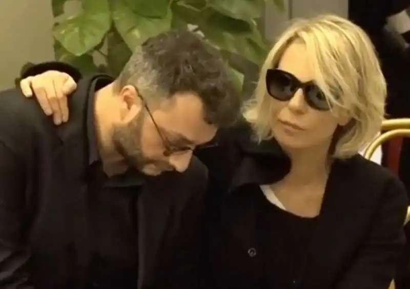 maria de filippi e il figlio gabriele alla camera ardente di maurizio costanzo 4