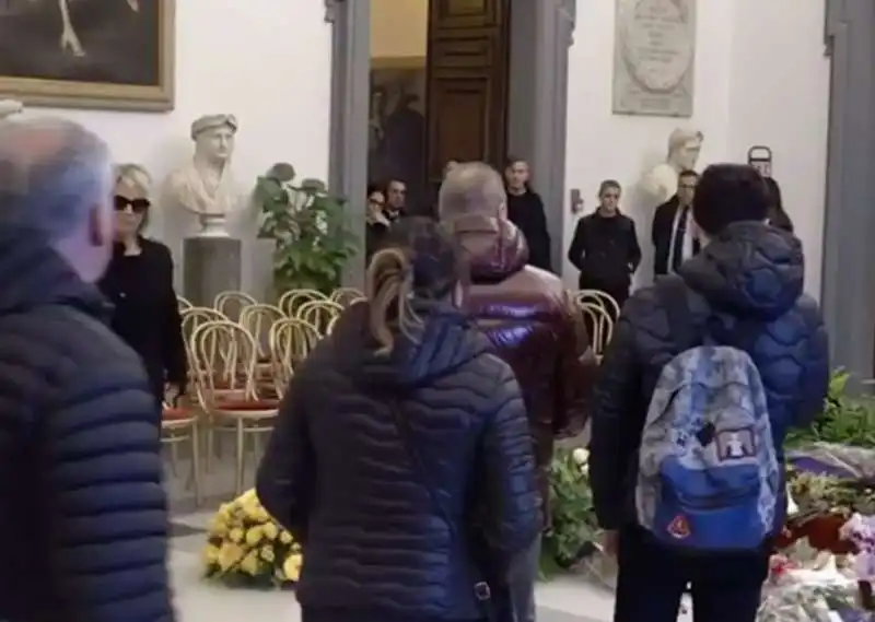 maria de filippi ringrazia alla camera ardente di maurizio costanzo 10