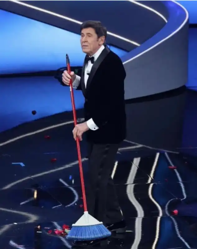 gianni morandi spazza il palco dell'ariston dopo l'esibizione di blanco