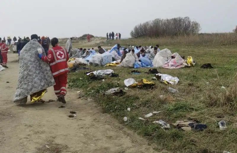 naufragio di migranti a steccato di cutro, crotone  