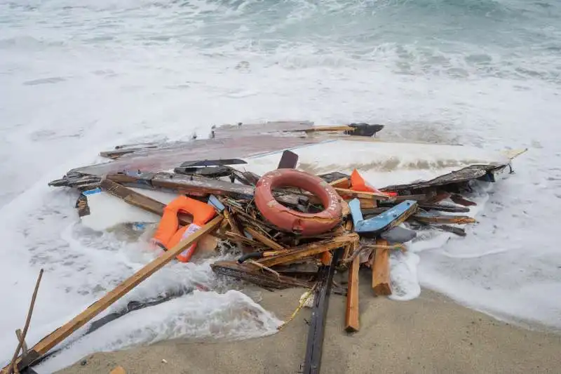 naufragio di migranti a steccato di cutro, crotone    4