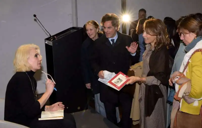 paola ugolini firma le copie del suo libro  foto di bacco