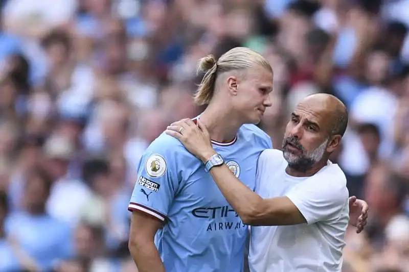 PEP GUARDIOLA E ERLING HAALAND