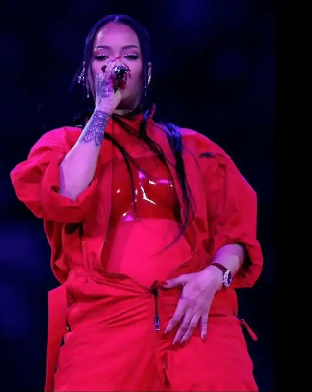 rihanna incinta al superbowl 2023 2