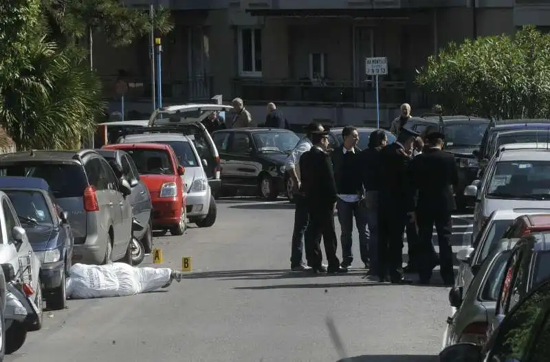 rilievi dei carabinieri dopo l attentato a roberto adinolfi   genova 7 maggio 2012