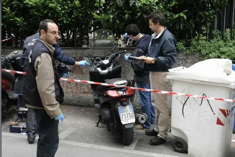 rilievi dei carabinieri dopo l attentato a roberto adinolfi   genova 7 maggio 2012 2