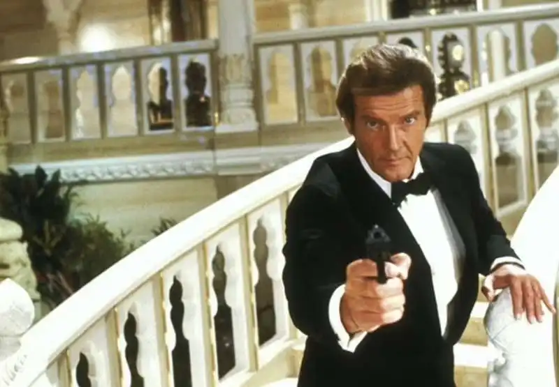 roger moore 007 