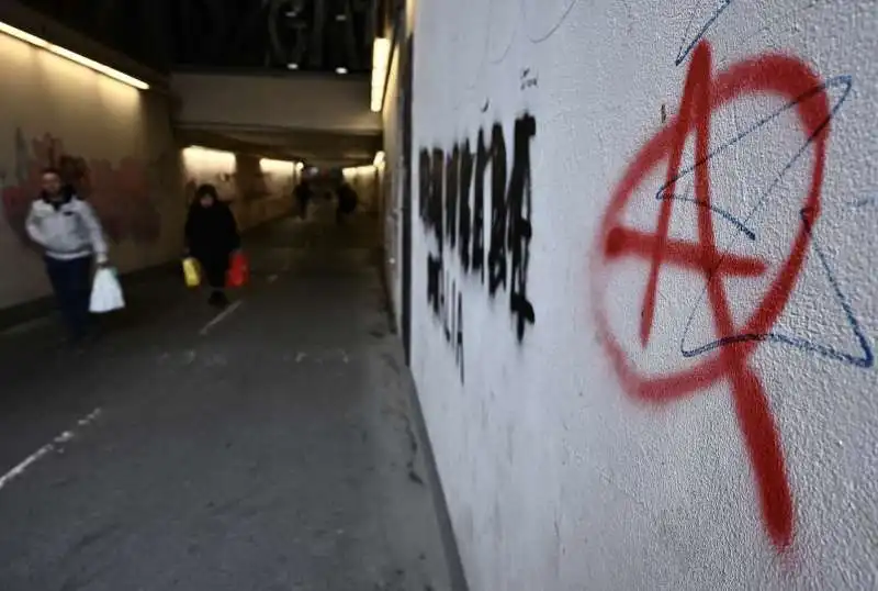 SCRITTE ANARCHICHE IN FAVORE DI ALFREDO COSPITO