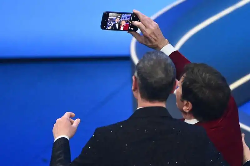 selfie amadeus gianni morandi.  