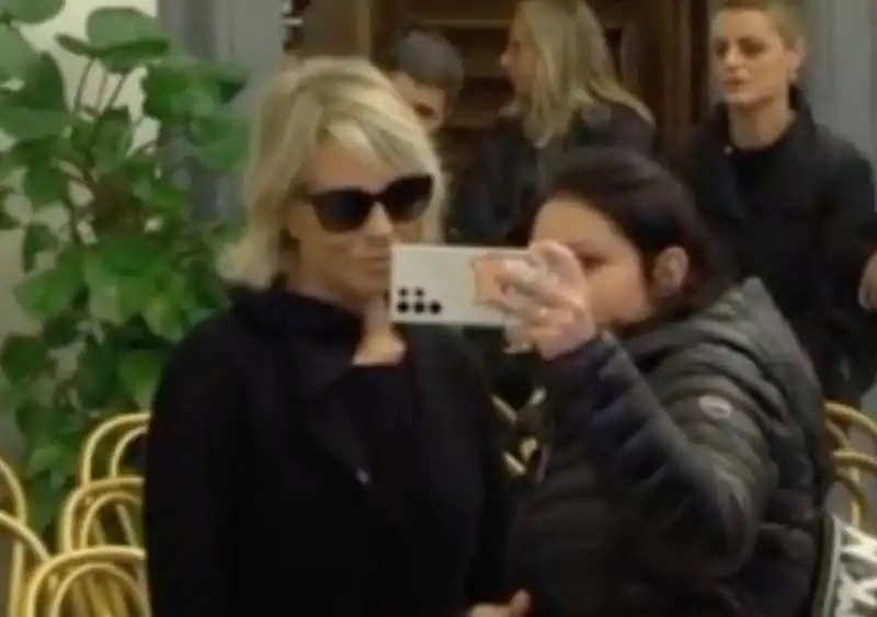 selfie con maria de filippi alla camera ardente 3