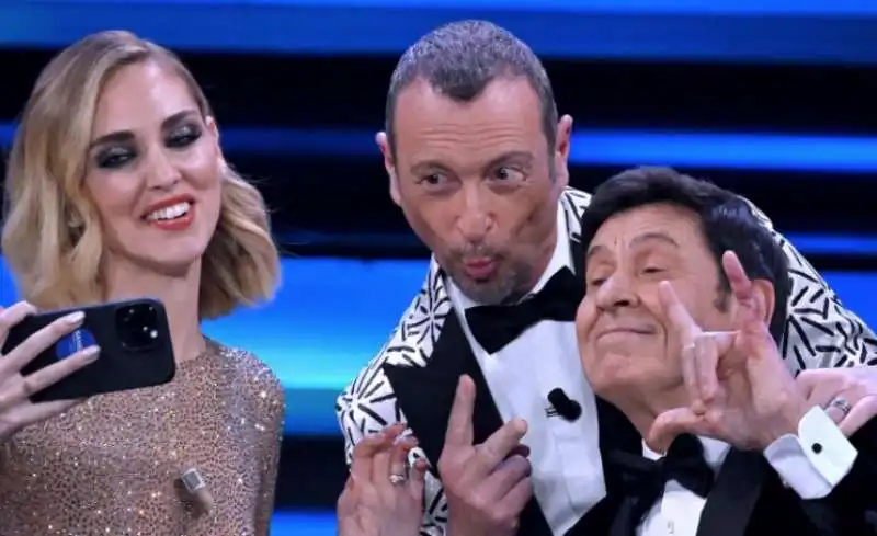 selfie sanremo chiara ferragni amadeus gianni morandi 2