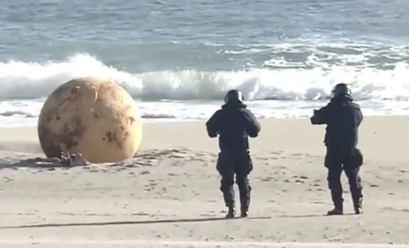 SFERA METALLICA TROVATA IN UNA SPIAGGIA GIAPPONESE 