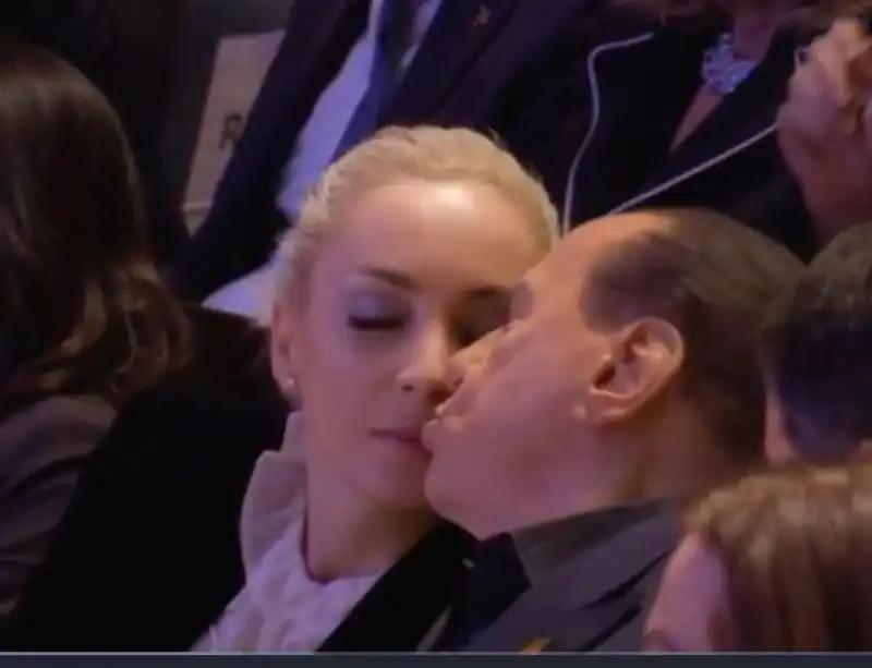 silvio berlusconi bacia marta fascina durante il discorso di giorgia meloni