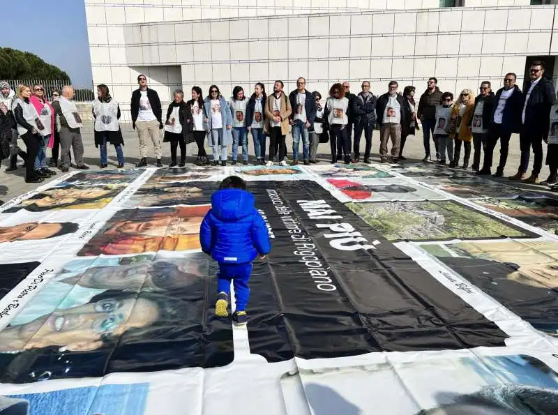 STRISCIONE PER LE VITTIME DI RIGOPIANO AL TRIBUNALE DI PESCARA NEL GIORNO DELLA SENTENZA - 23 FEBBRAIO 2023