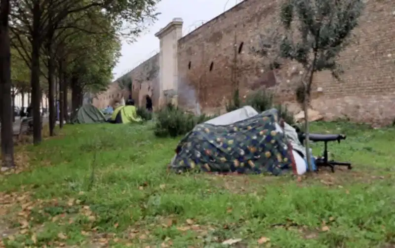 tende su viale pretoriano 1