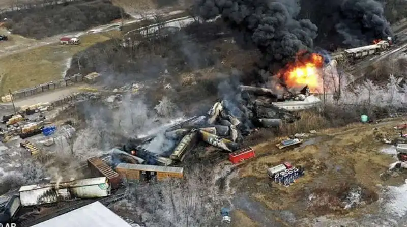 treno con sostanze tossiche deraglia in ohio 3