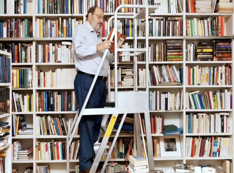 umberto eco nella sua biblioteca 