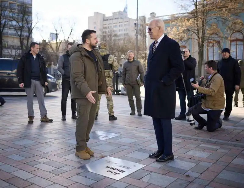 VOLODYMYR ZELENSKY E JOE BIDEN A KIEV     