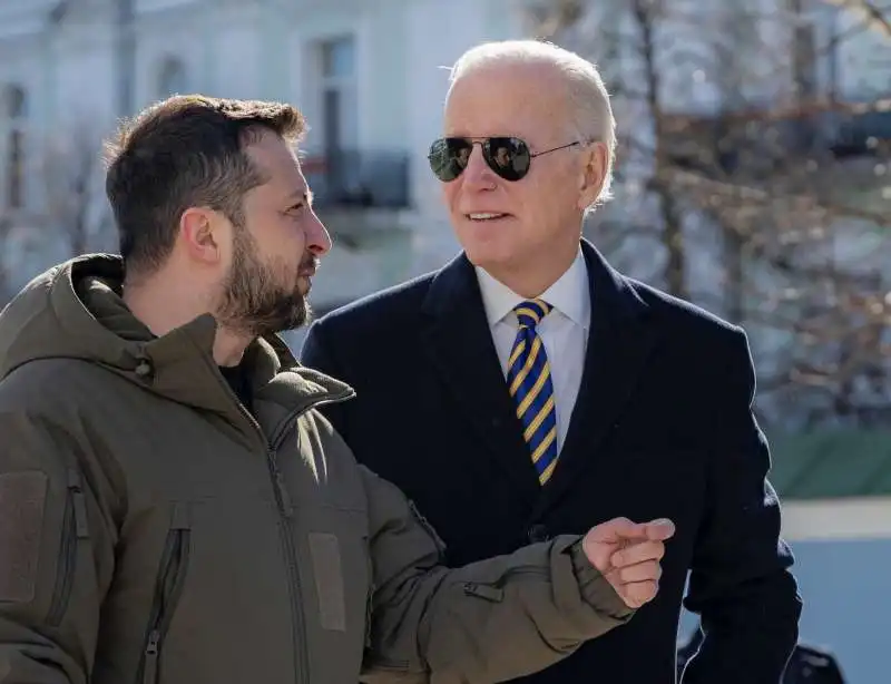 VOLODYMYR ZELENSKY E JOE BIDEN A KIEV  