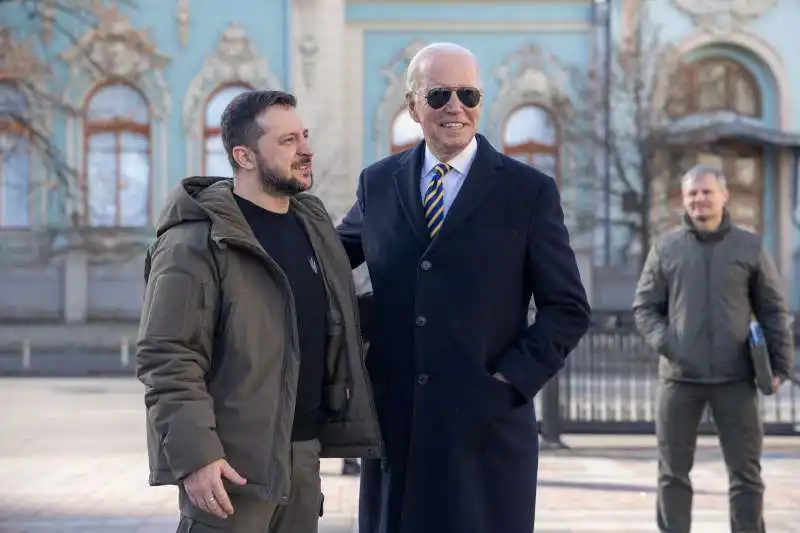 VOLODYMYR ZELENSKY E JOE BIDEN A KIEV