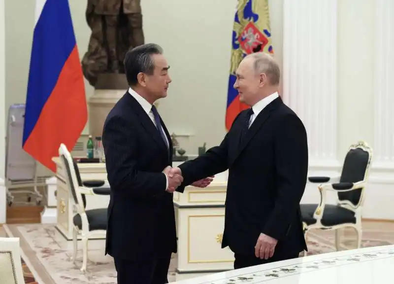 wang yi a mosca incontra vladimir putin 