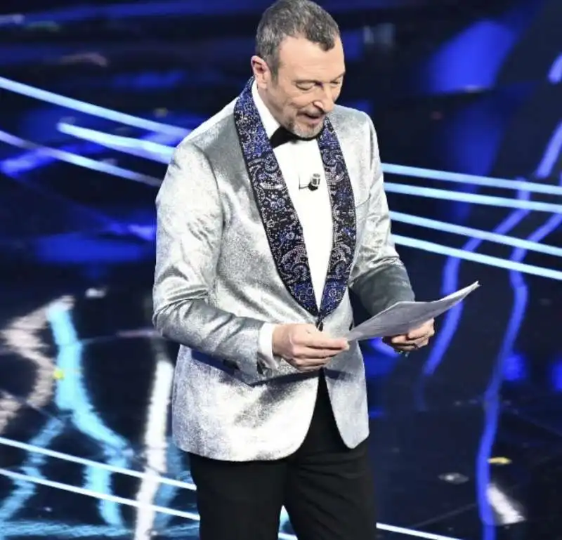 AMADEUS LEGGE L APPELLO DEGLI AGRICOLTORI SUL PALCO DI SANREMO