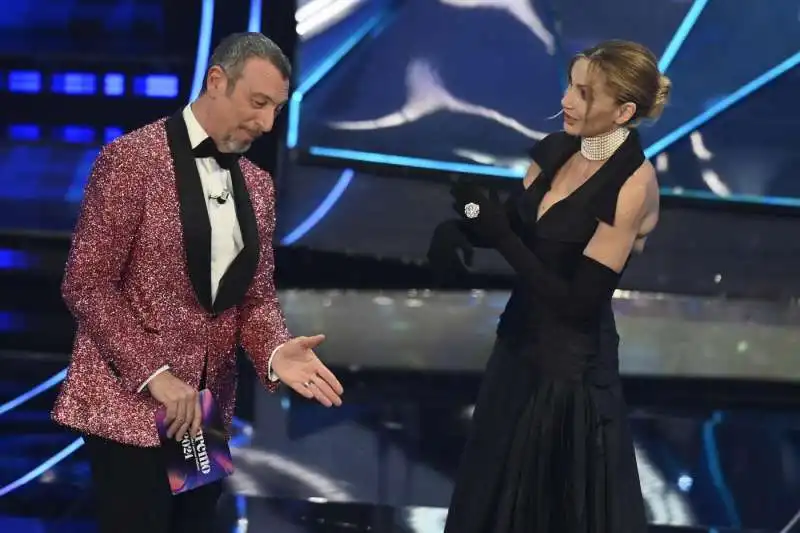 amadeus lorella cuccarini   quarta serata sanremo 2024