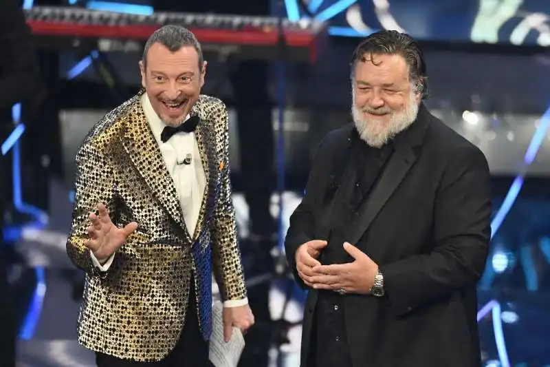 amadeus russel croweterza serata sanremo 2024   