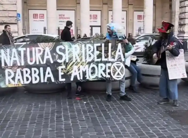 ambientalisti di extinction rebellion davanti a palazzo chigi   1