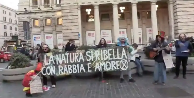 ambientalisti di extinction rebellion davanti a palazzo chigi   4