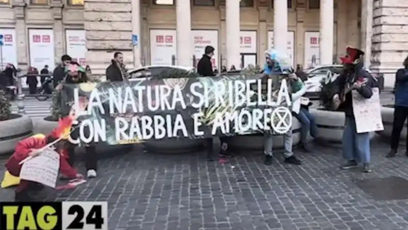 ambientalisti di extinction rebellion davanti a palazzo chigi   5