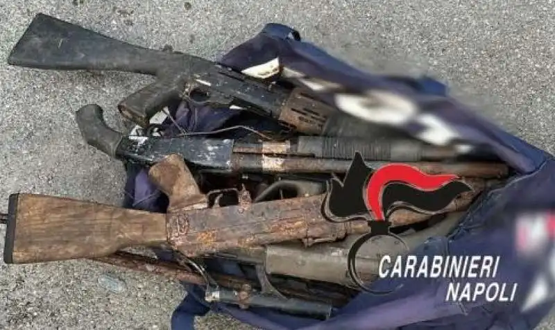 ARMI TROVATE SU UN TETTO A CASTELLAMMARE DI STABIA