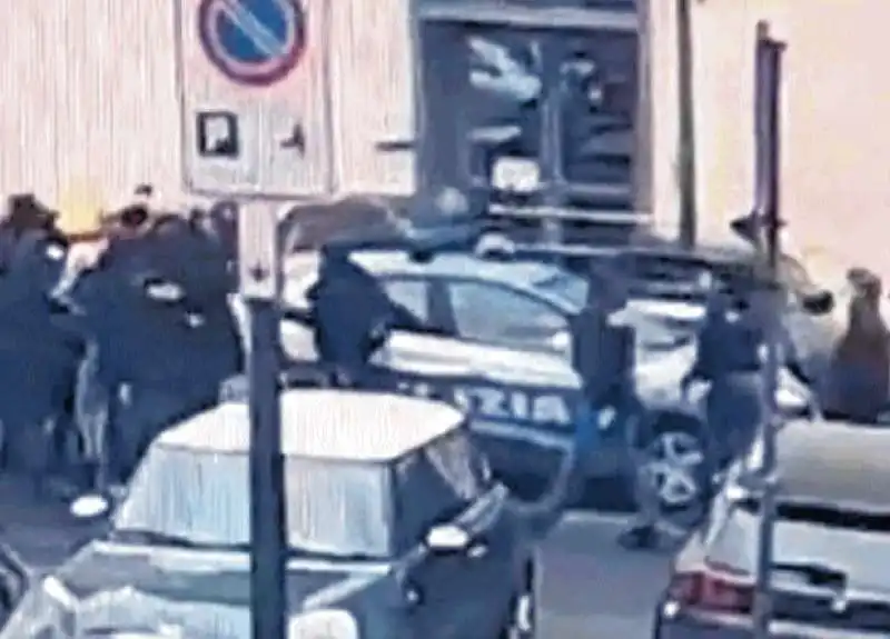 ASSALTO DEGLI ANARCHICI A UNA VOLANTE DELLA POLIZIA A TORINO