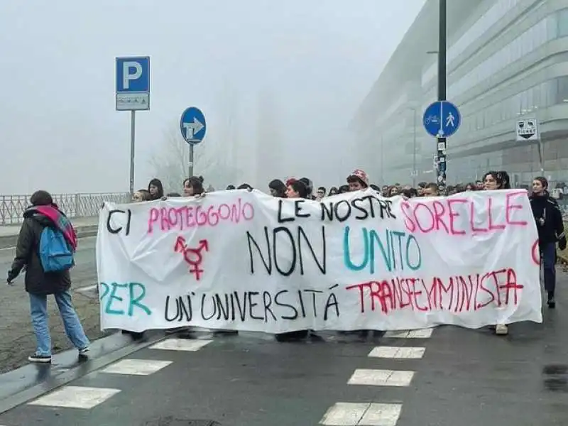 attiviste di non una di meno all'universita di torino 