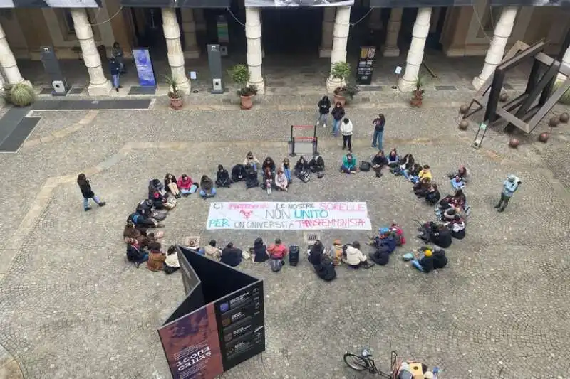 attiviste di non una di meno all'universita di torino 