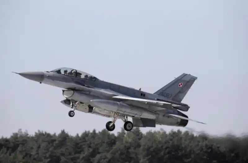 caccia f16 in decollo