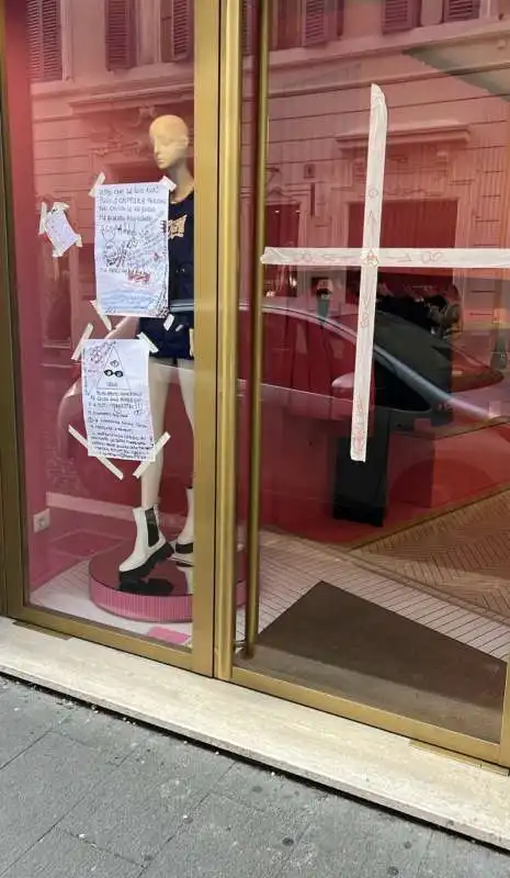 cartelli complottisti e deliranti contro chiara ferragni davanti allo store di via del babuino a roma   6