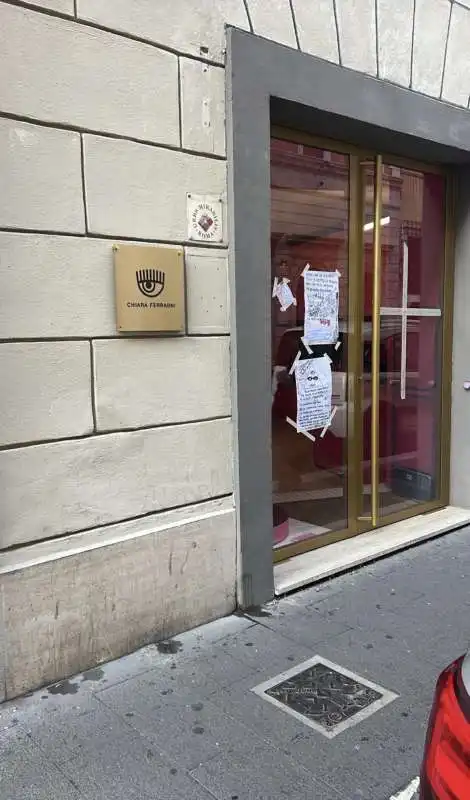 cartelli complottisti e deliranti contro chiara ferragni davanti allo store di via del babuino a roma   4