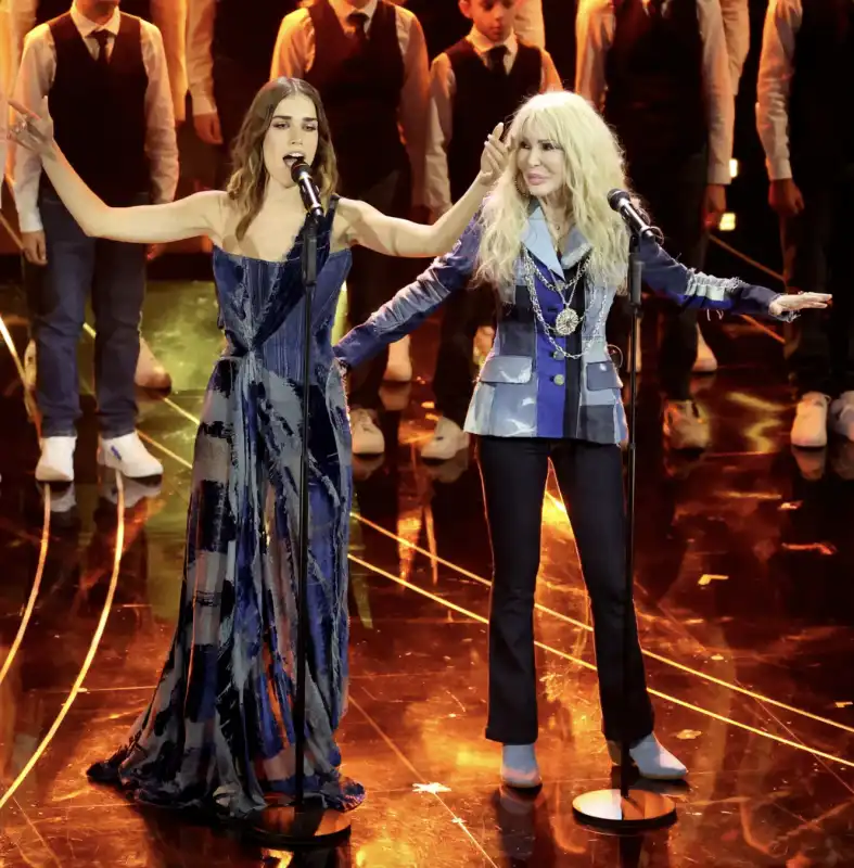 clara in roberto cavalli con ivana spagna in dolce & gabbana