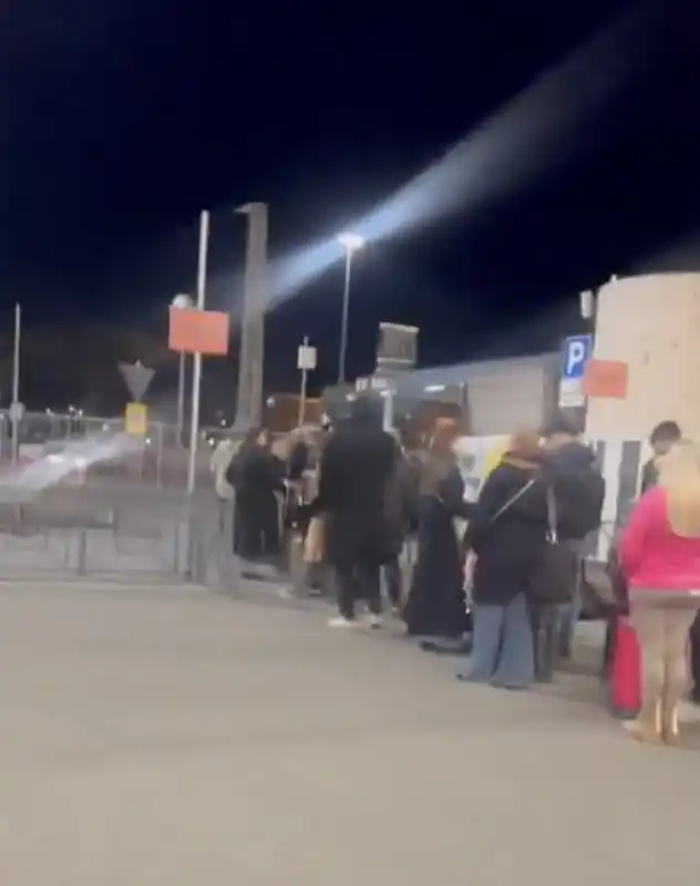 coda per l attesa dei taxi alla stazione termini di roma - video di daniela santanche