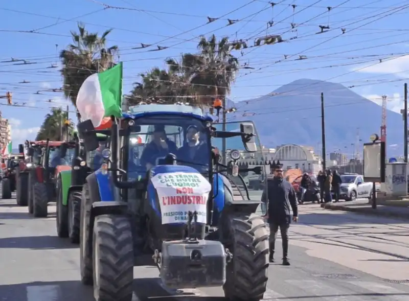 corteo di trattori a napoli 