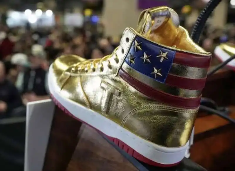 donald trump presenta le sue scarpe   1