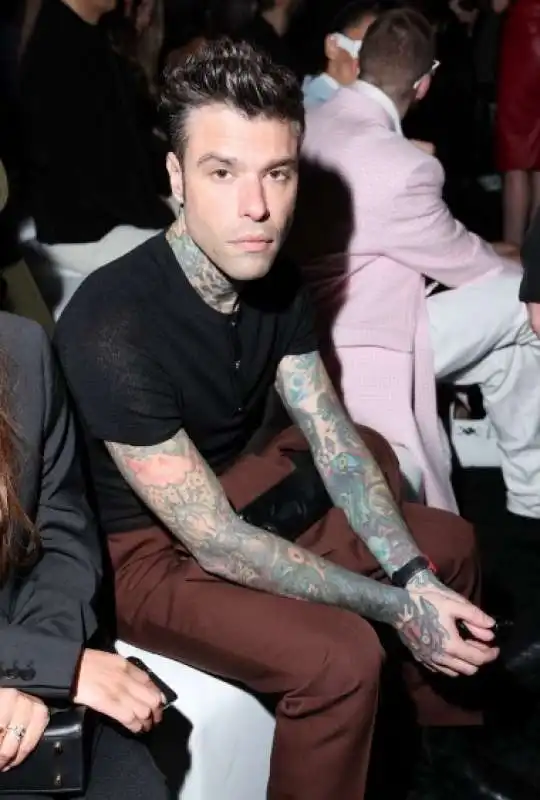 fedez alla sfilata di donatella versace dopo la rottura con chiara ferragni    10