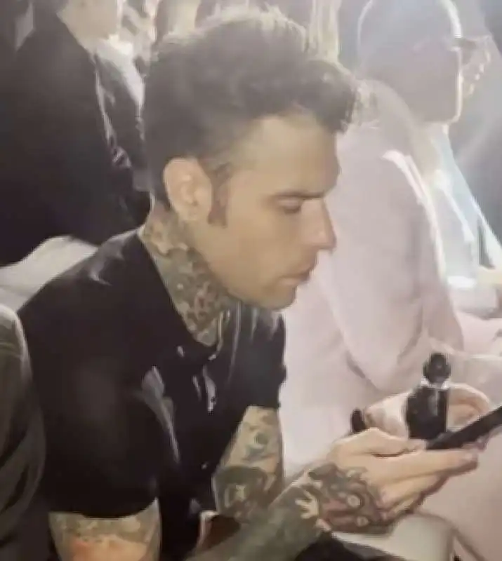 fedez alla sfilata di donatella versace dopo la rottura con chiara ferragni    9