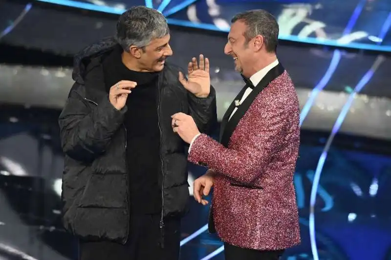 fiorello e amadeus   quarta serata sanremo 2024